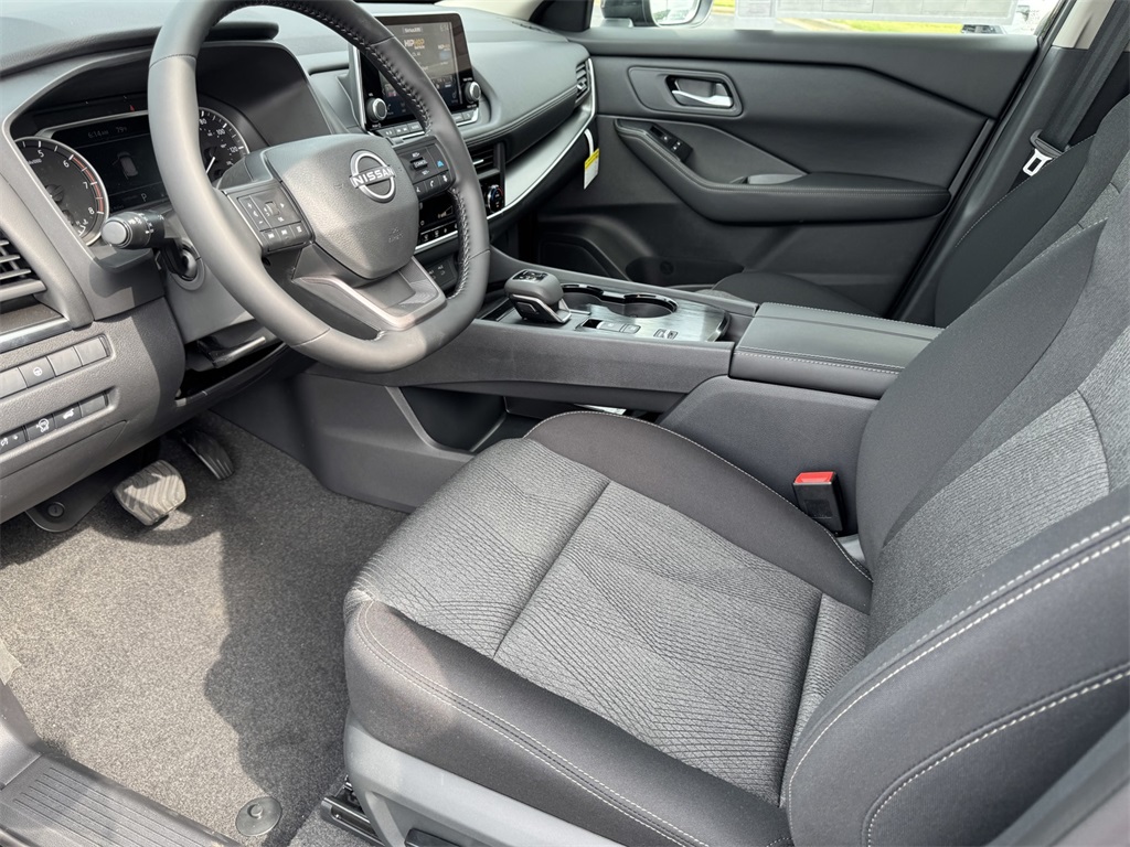 2025 Nissan Rogue SV photo 9