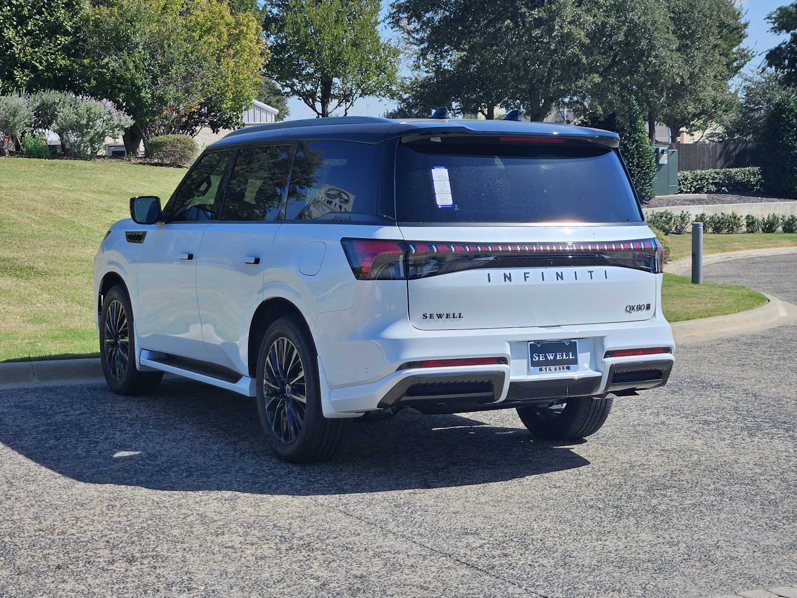 2026 Infiniti QX80 photo 2