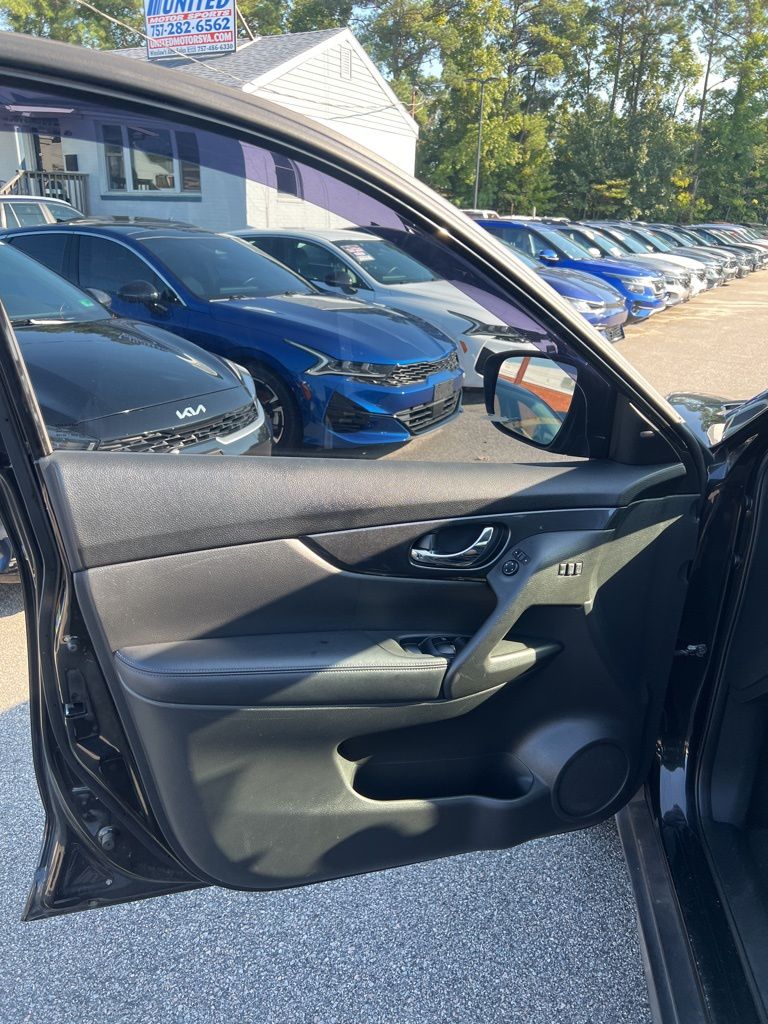 2018 Nissan Rogue SV photo 9