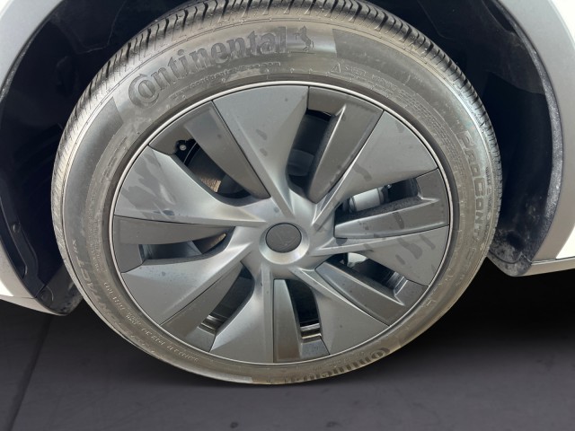 2025 Tesla Model Y Long Range photo 8