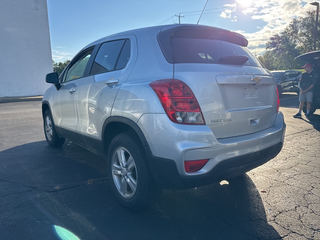 2022 Chevrolet Trax LS photo 2