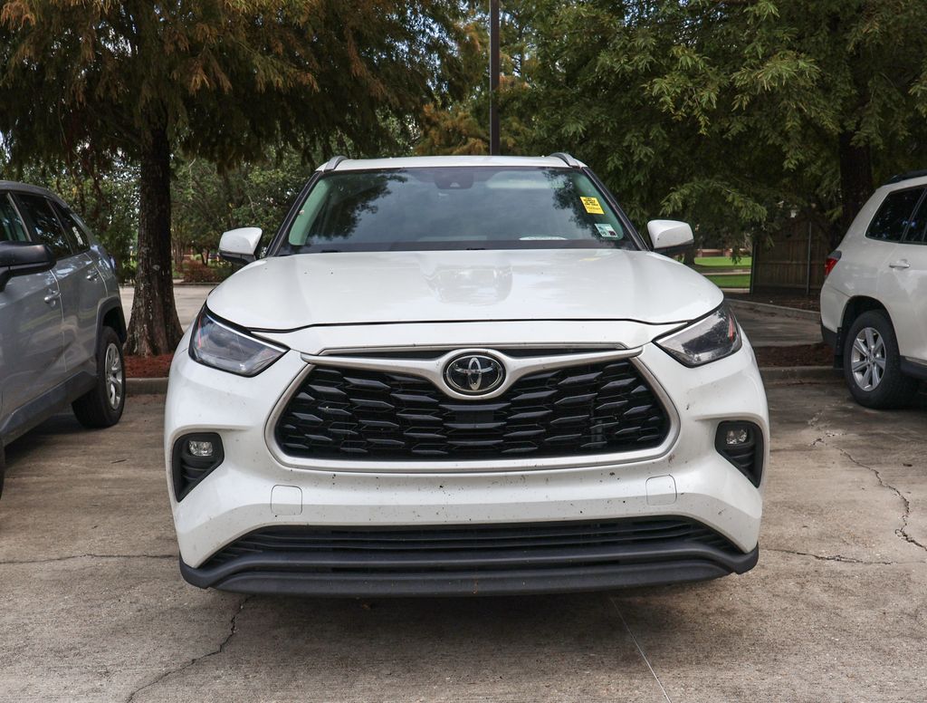2022 Toyota Highlander XLE photo 2