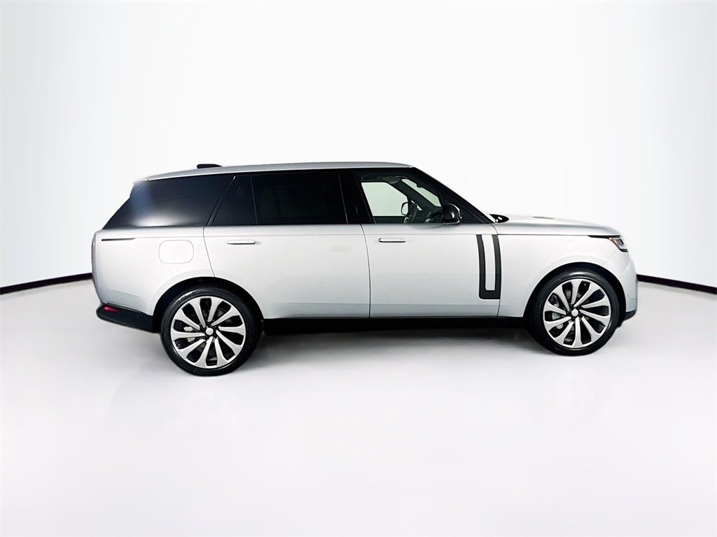 2025 Land Rover Range Rover SE photo 4