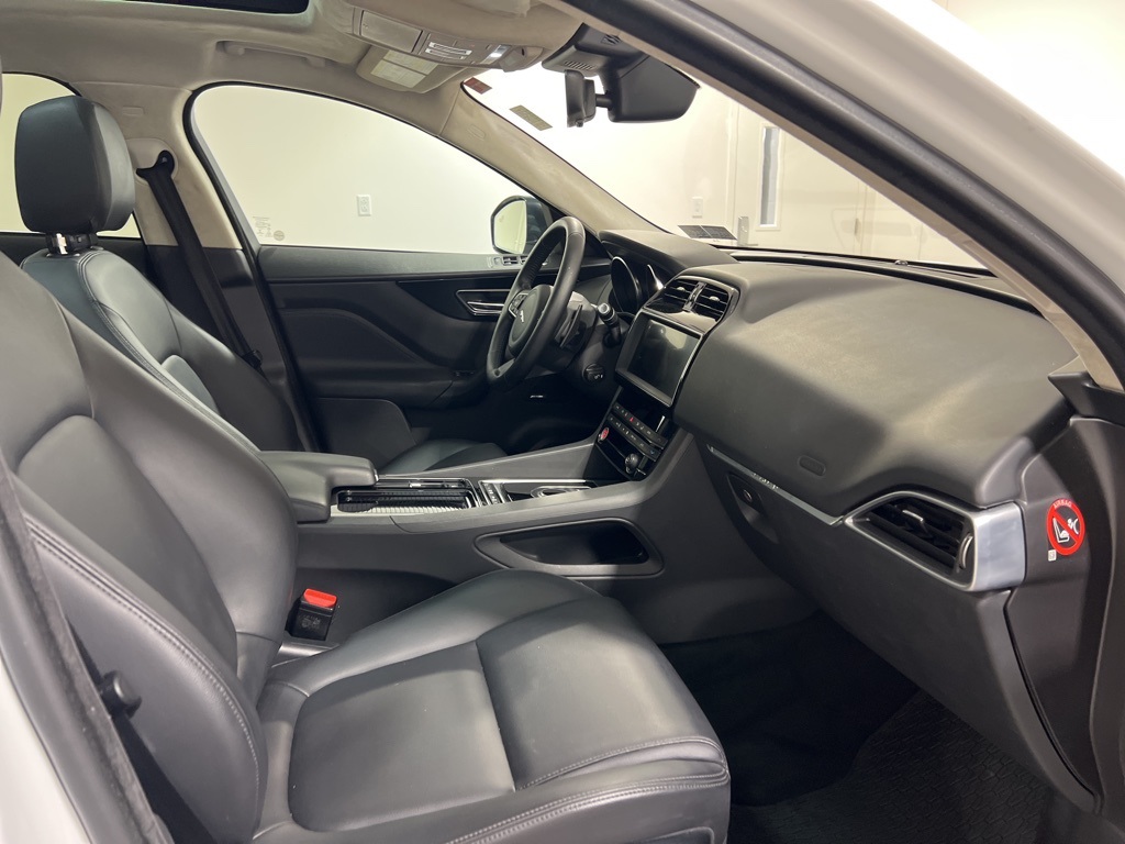 2019 Jaguar F-PACE Premium photo 23
