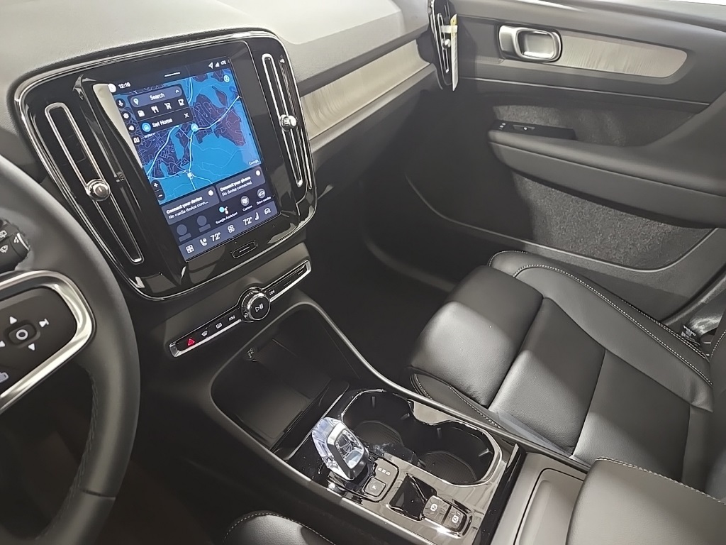 2026 Volvo XC40 Plus photo 12