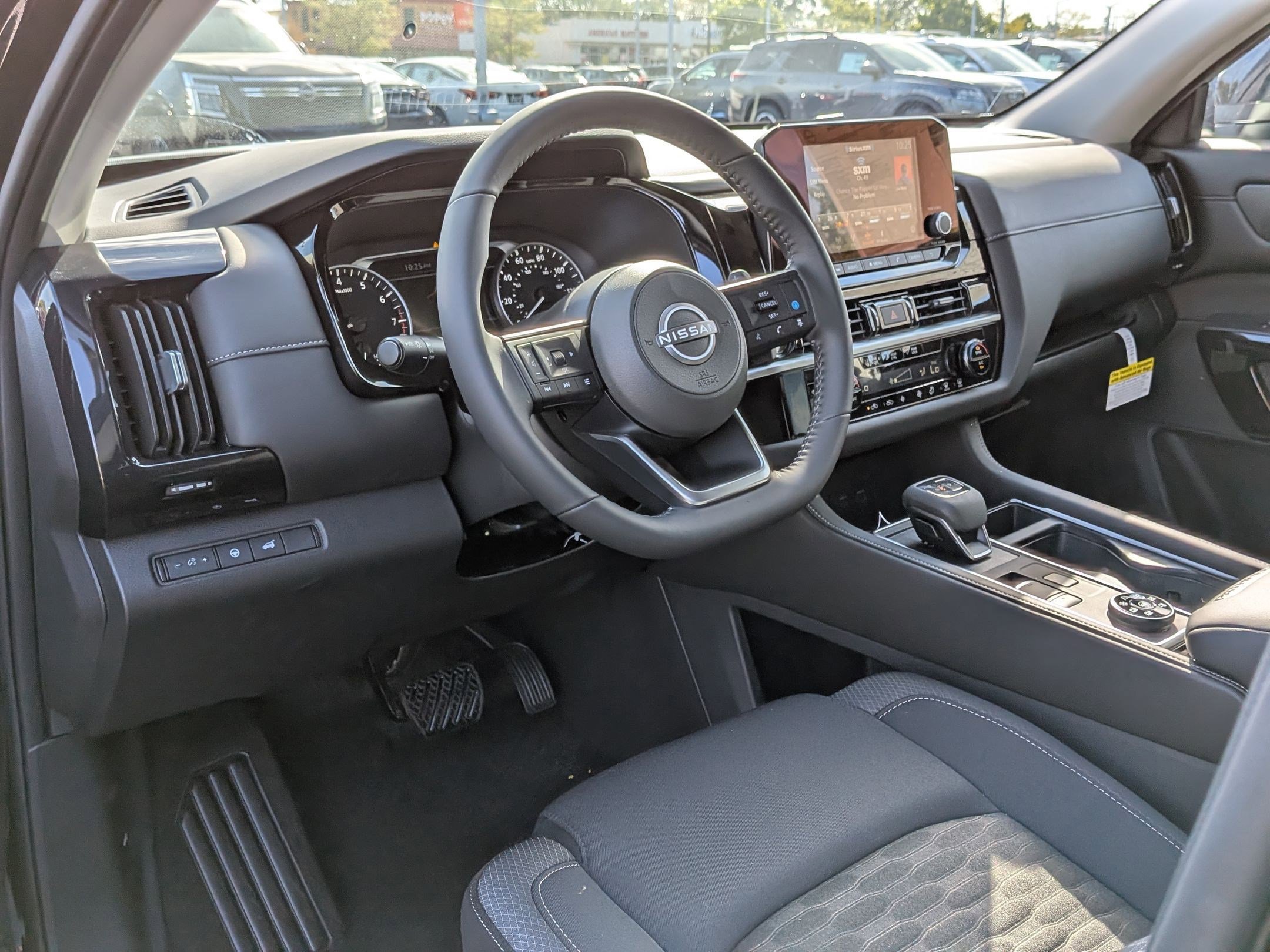 2025 Nissan Pathfinder SV photo 9