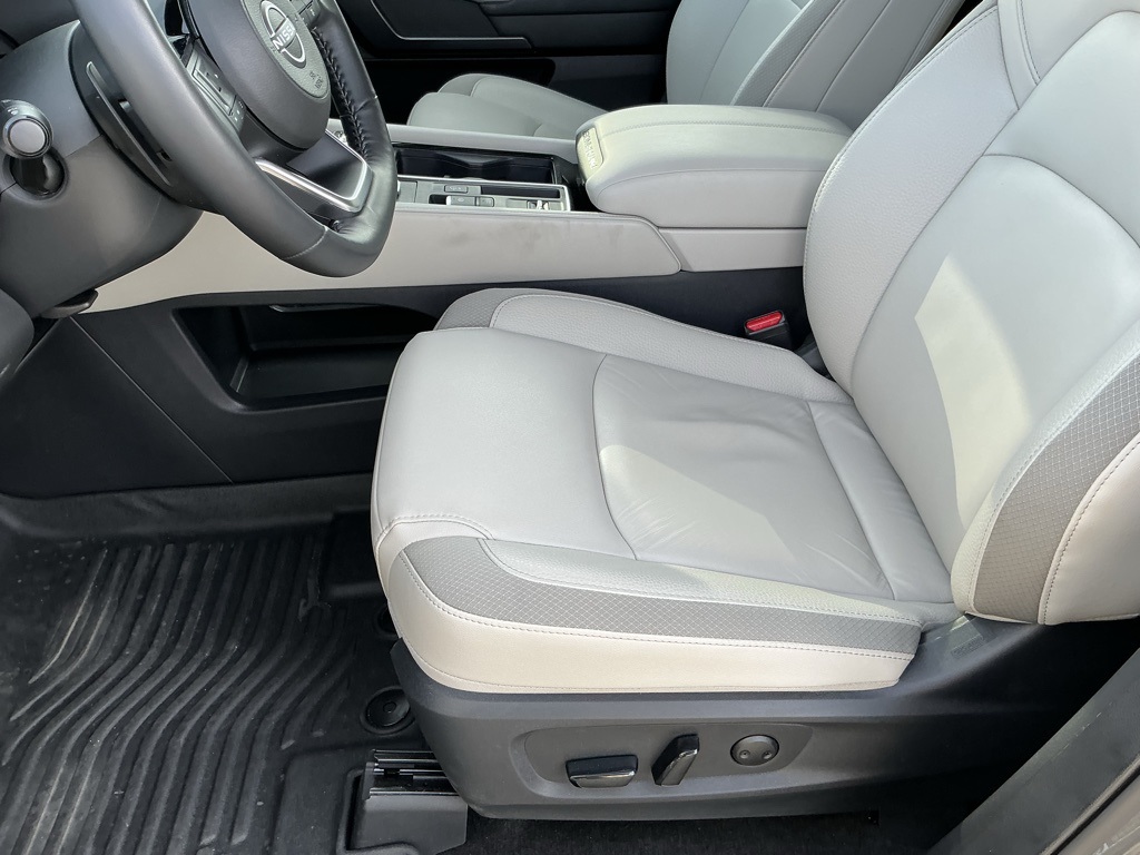 2024 Nissan Pathfinder SL photo 2