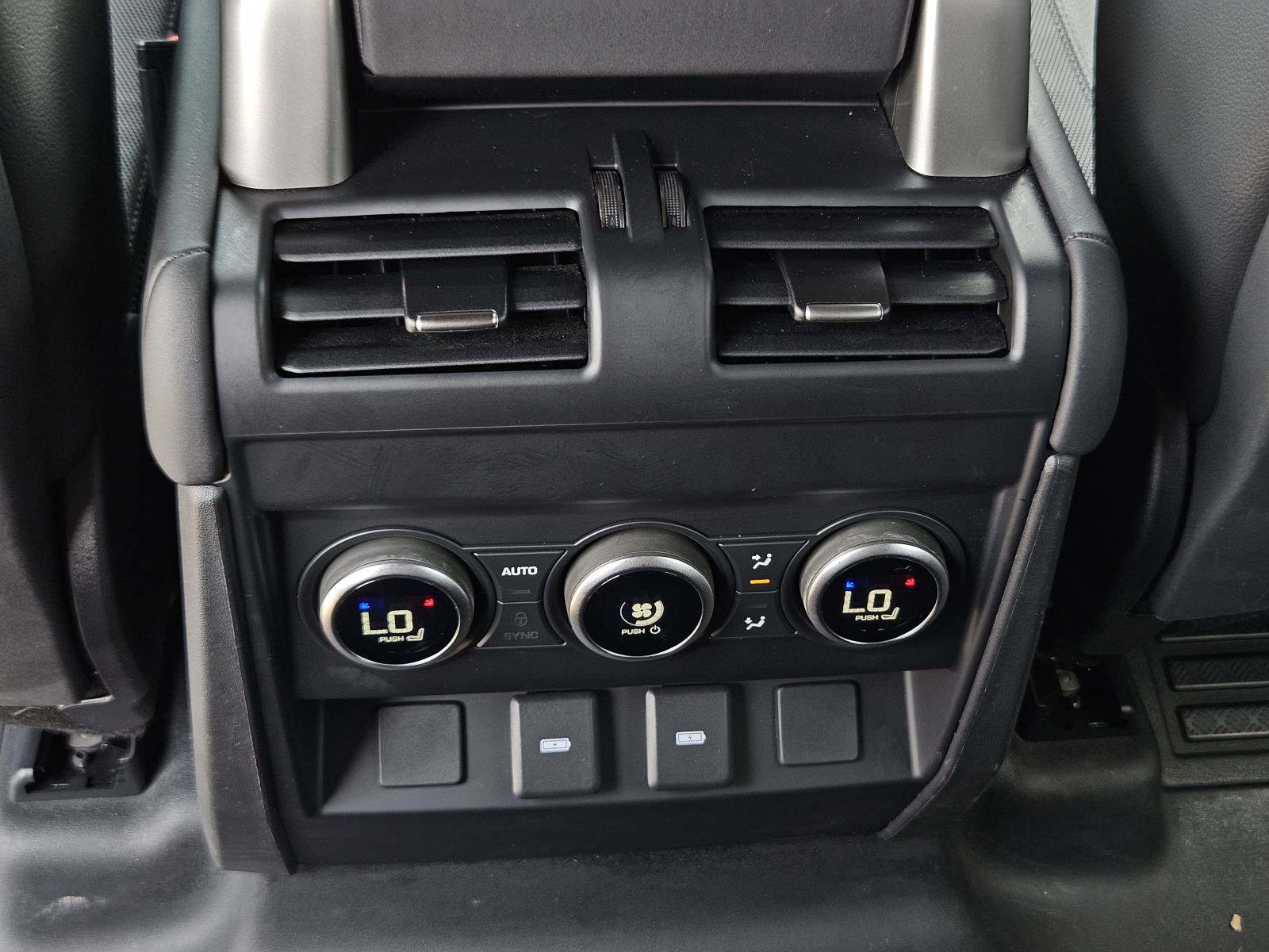 2024 Land Rover Defender X-Dynamic SE photo 31