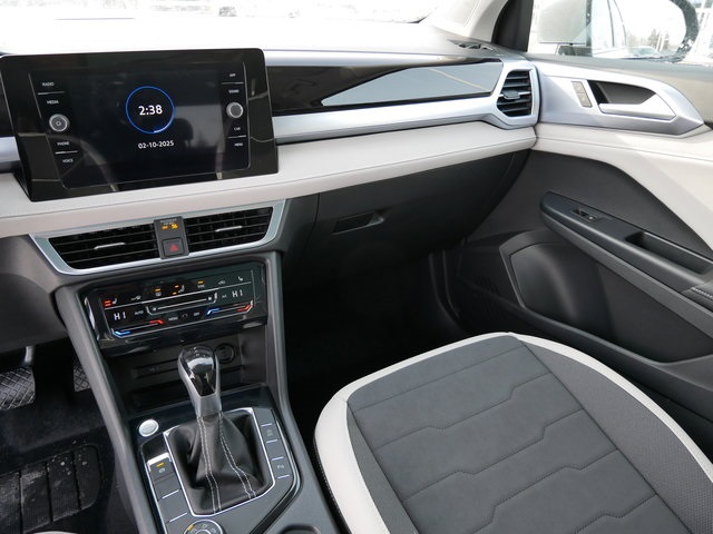 2025 Volkswagen Taos SE photo 9