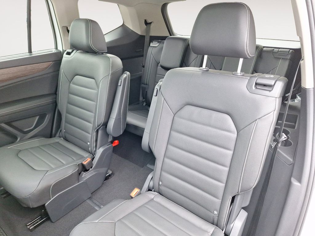 2025 Volkswagen Atlas SEL photo 12