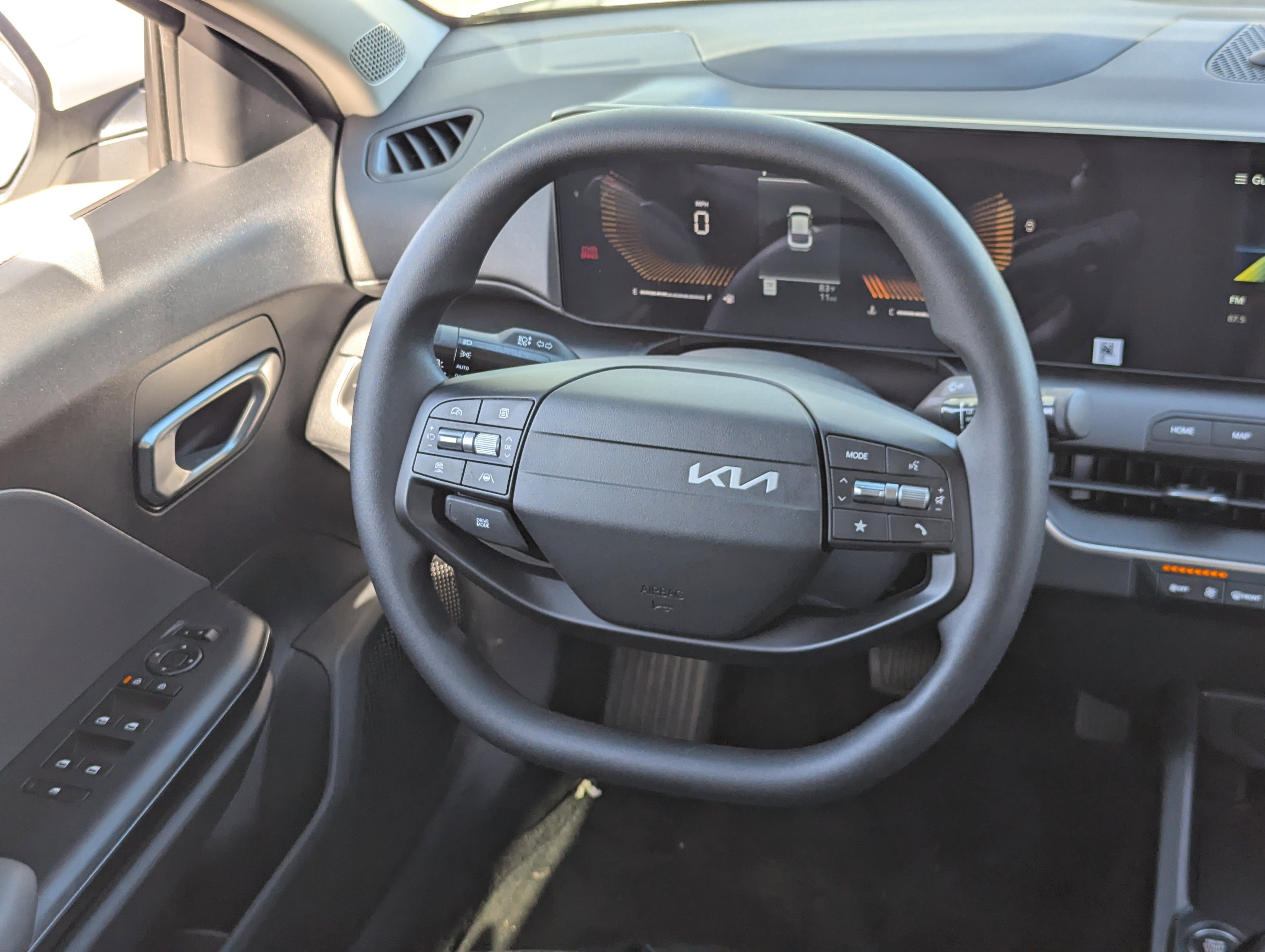 2025 Kia K4 LXS photo 2