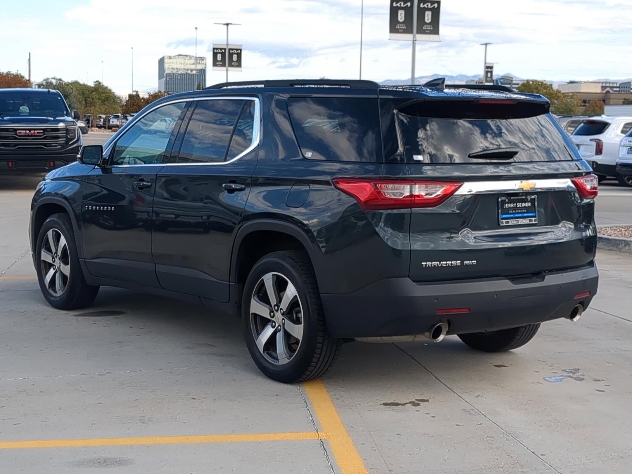 2020 Chevrolet Traverse Leather photo 2