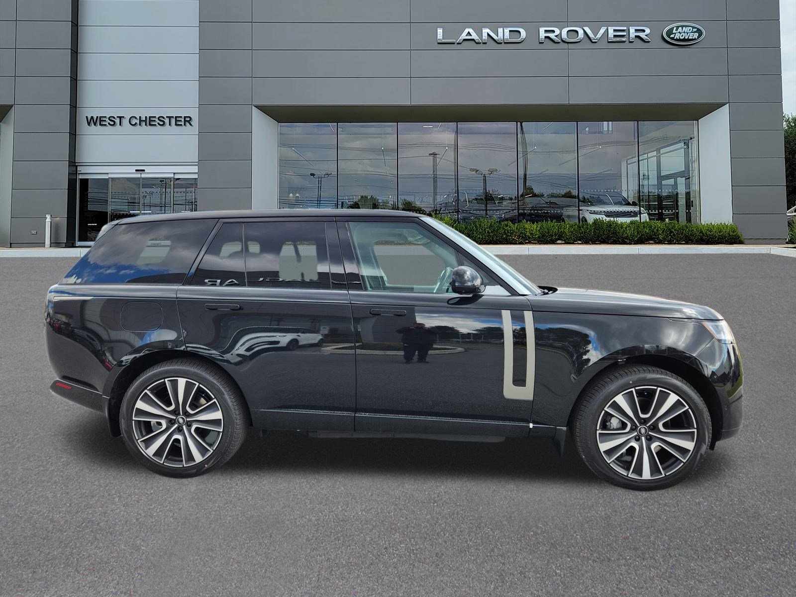 2025 Land Rover Range Rover SE photo 4