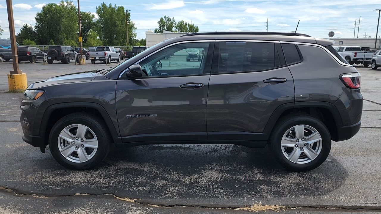 2022 Jeep Compass Latitude photo 2