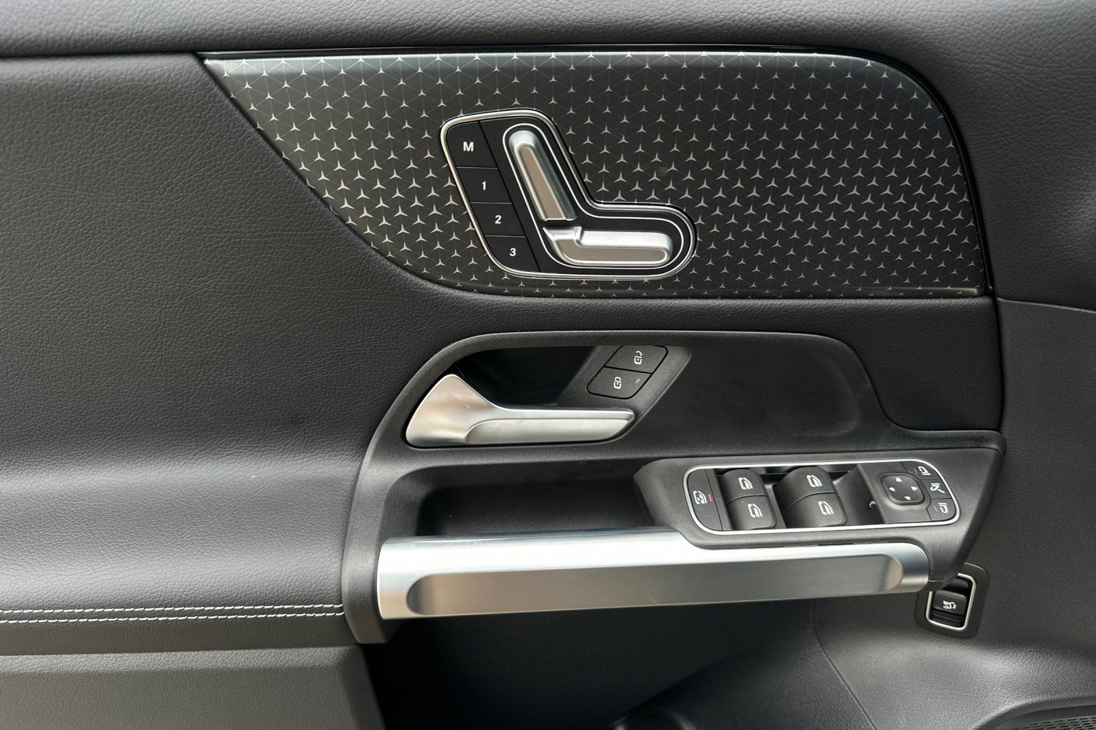 2025 Mercedes Benz GLB 250 photo 17