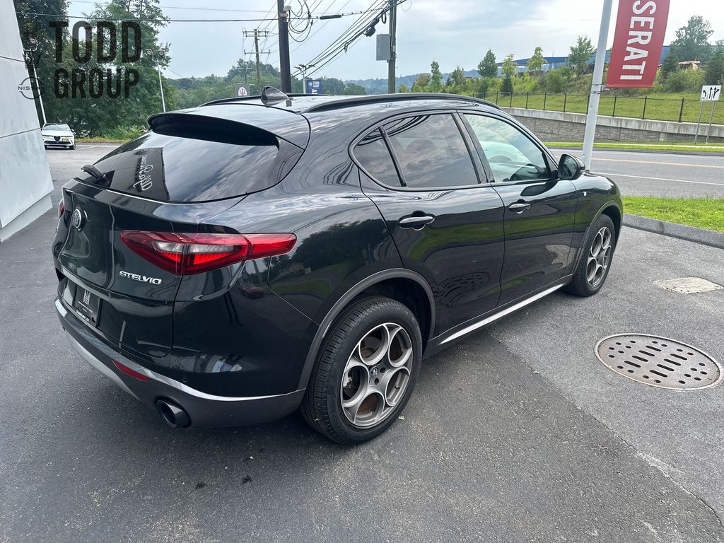 2022 Alfa Romeo Stelvio Ti photo 5