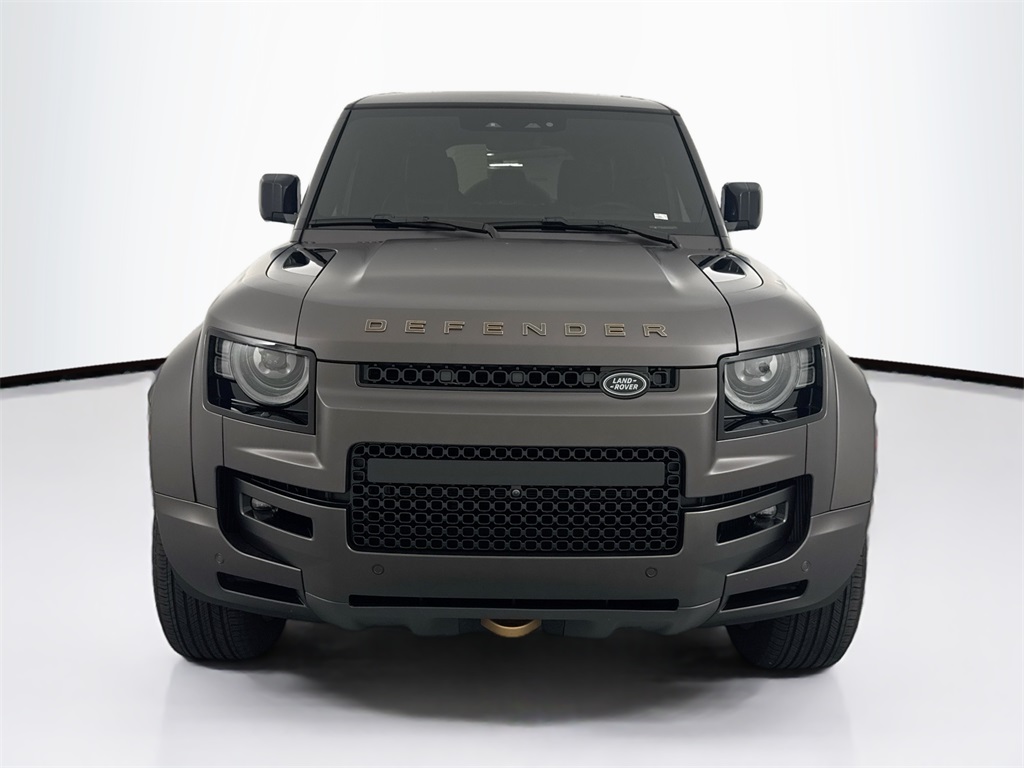 2025 Land Rover Defender 110 photo 2