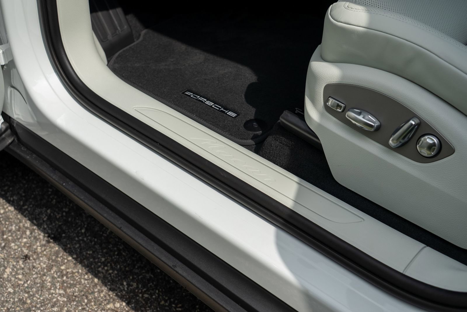 2025 Porsche Macan Base photo 24