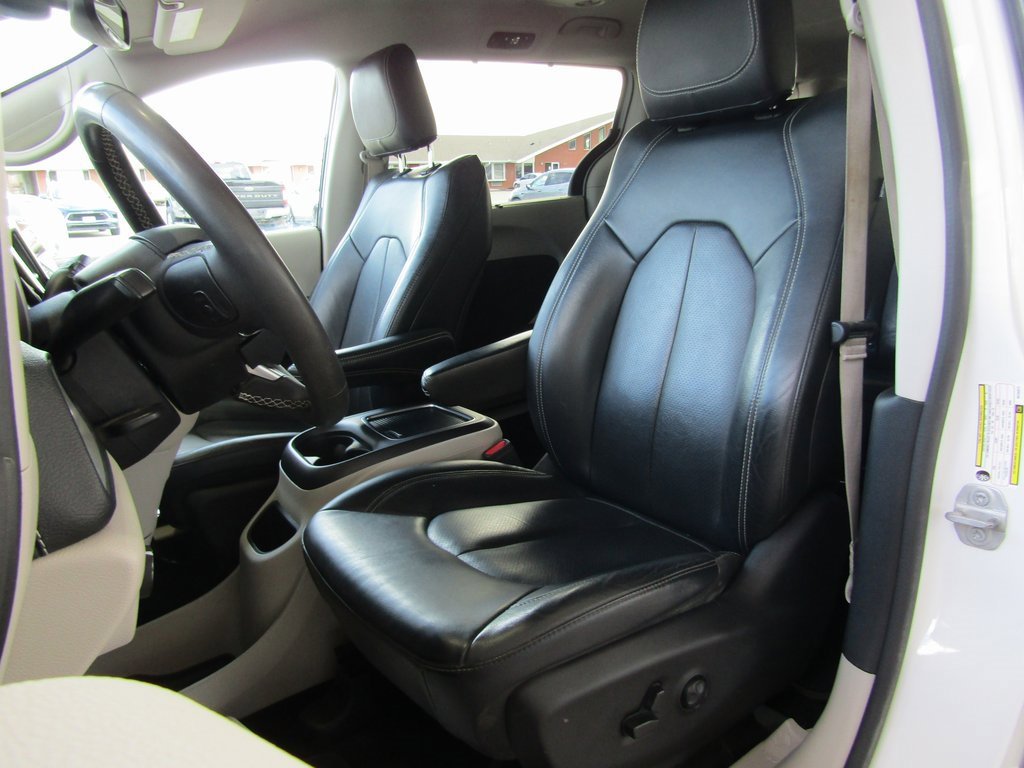 2022 Chrysler Pacifica Touring L photo 16