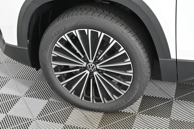 2025 Volkswagen Taos SE photo 4