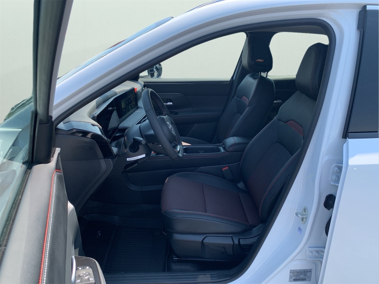 2025 Nissan Kicks SR photo 13