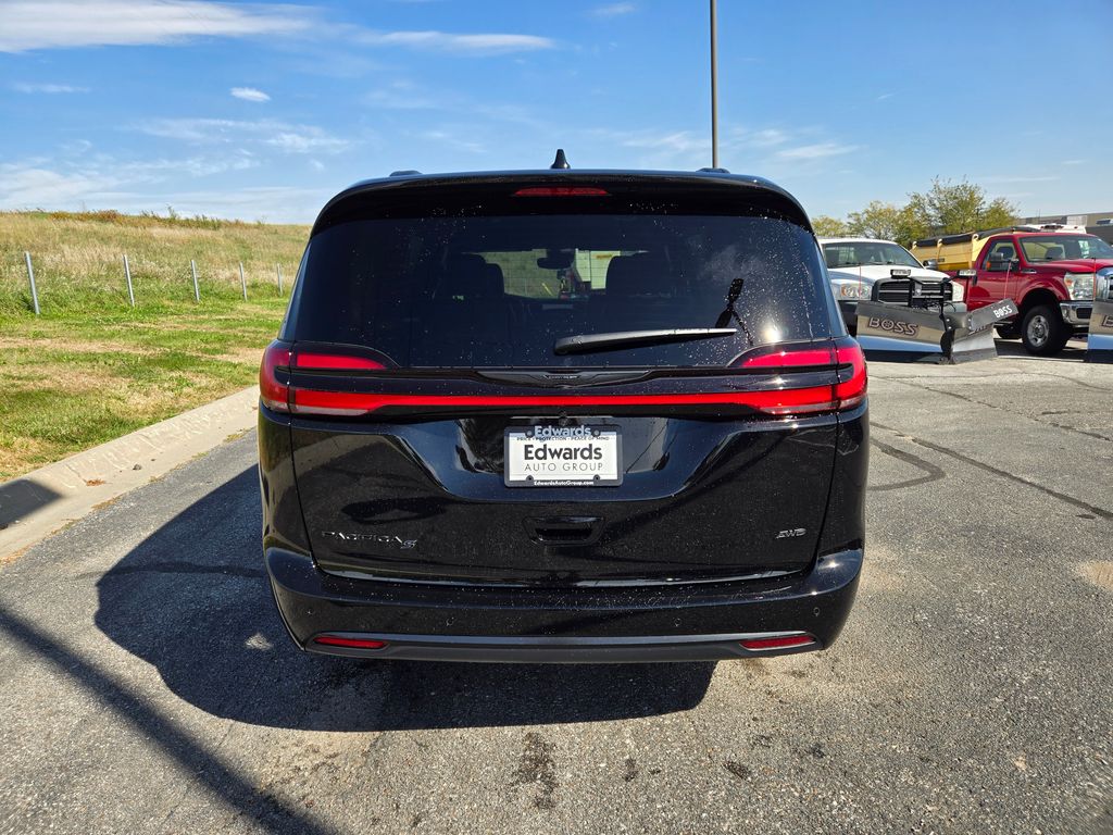 2026 Chrysler Pacifica photo 4