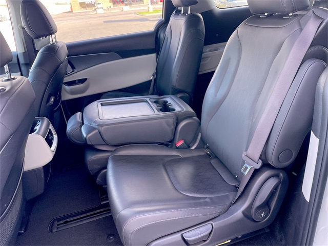 2024 Kia Carnival LX photo 12