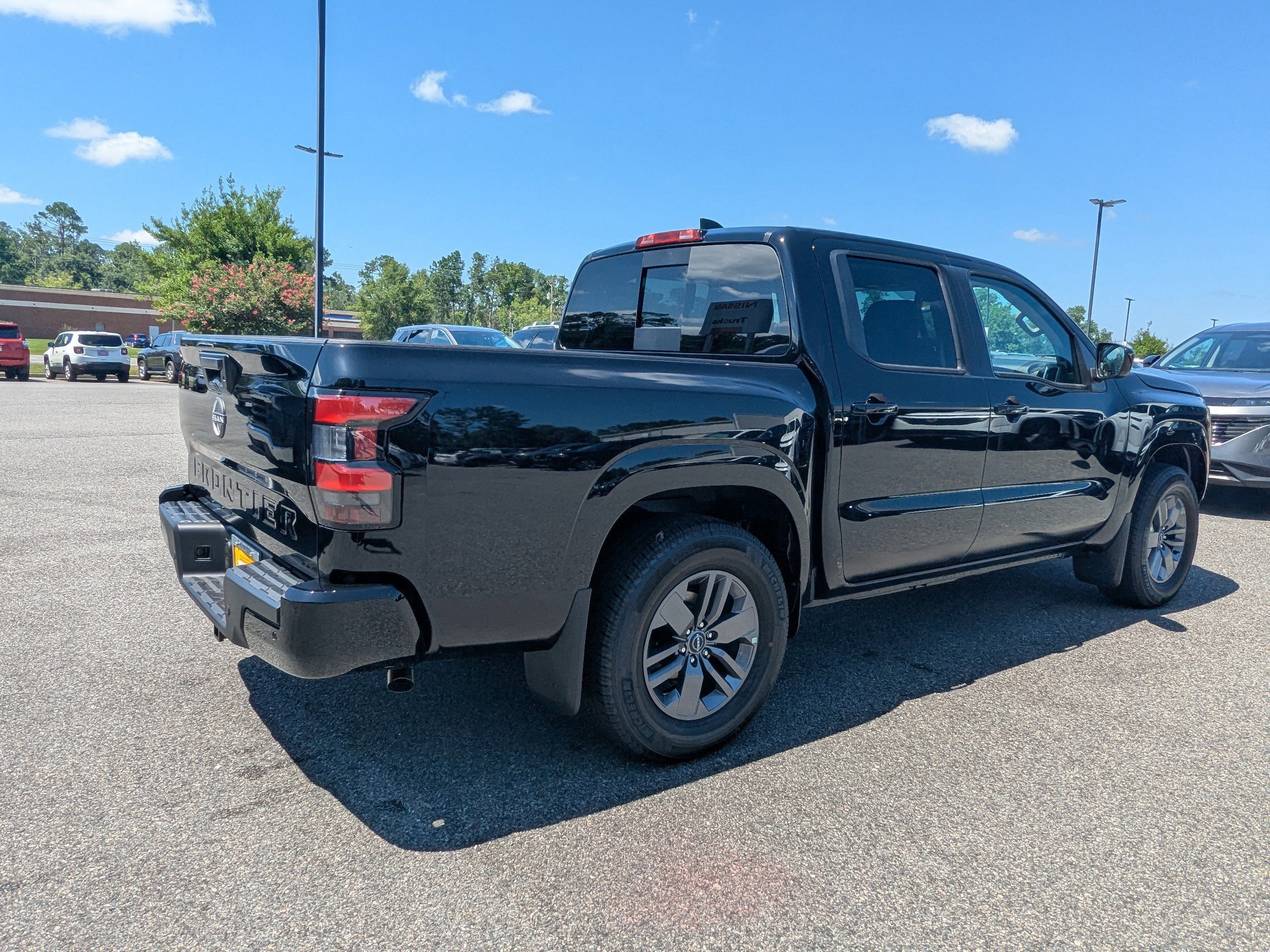 2025 Nissan Frontier Crew Cab SV photo 4