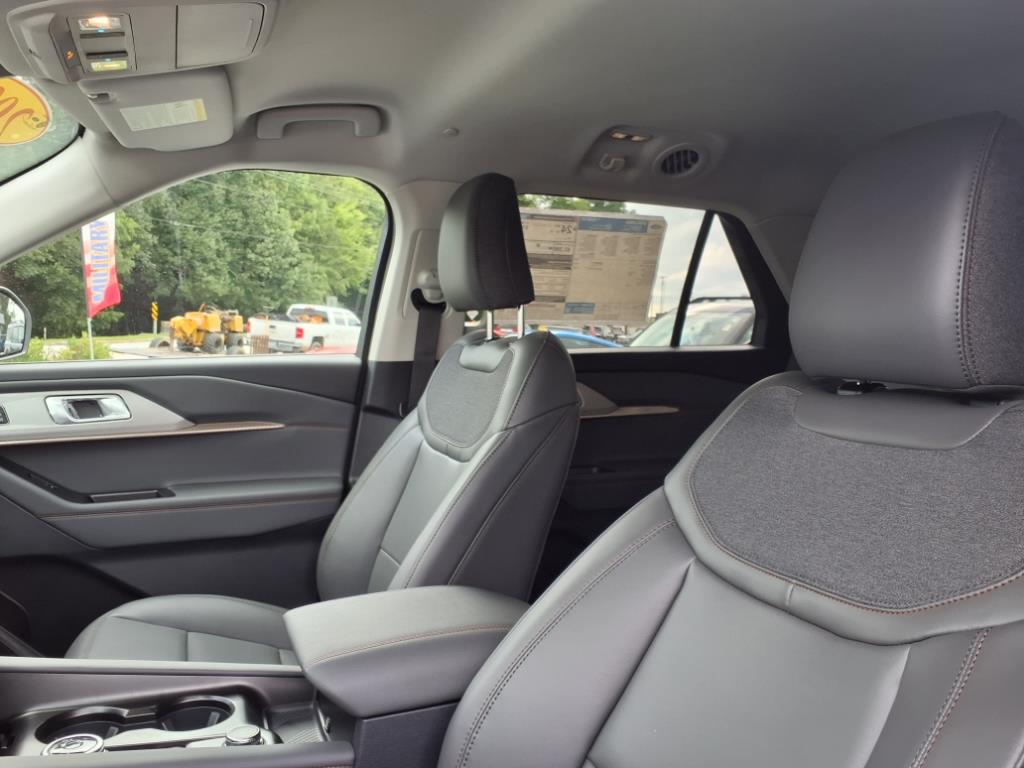2025 Ford Explorer photo 12