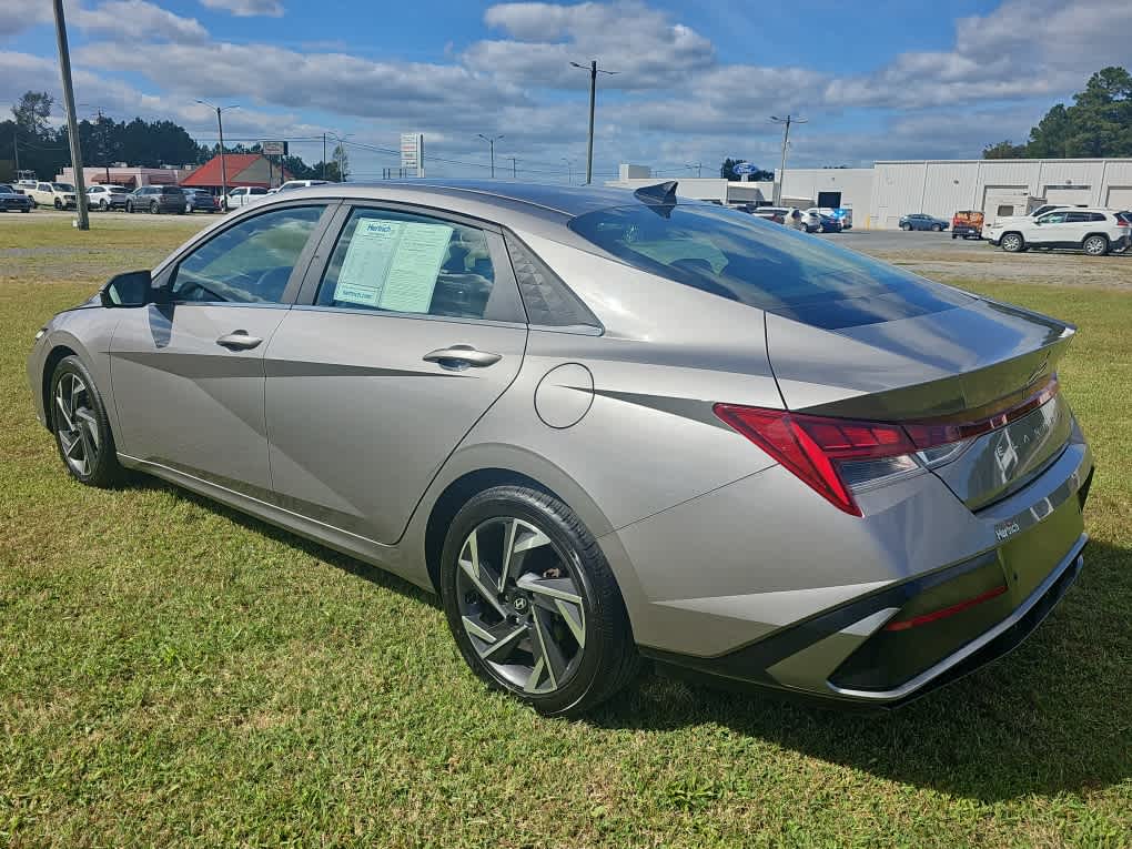 2024 Hyundai Elantra Limited photo 7