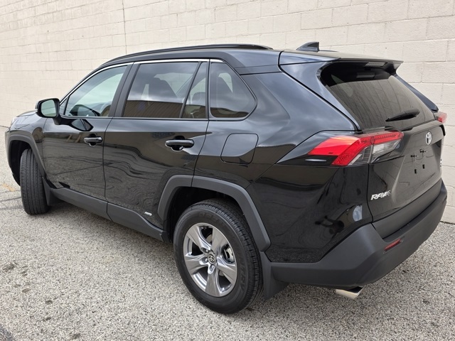 2025 Toyota RAV4 Hybrid XLE photo 3