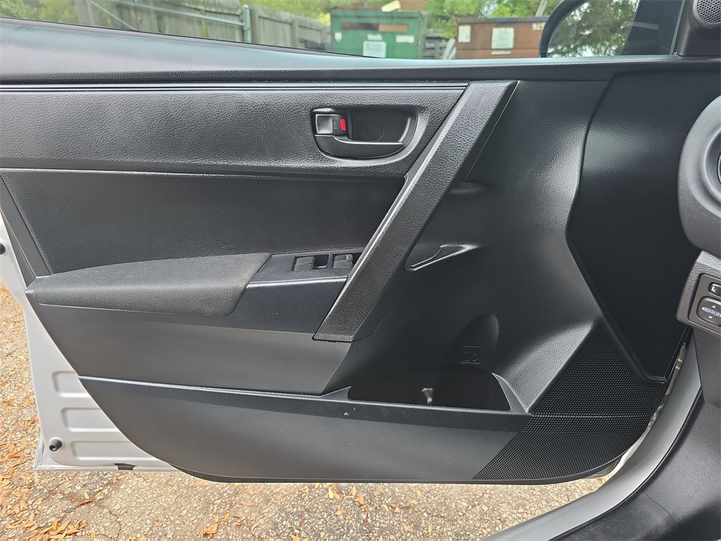 2019 Toyota Corolla L photo 25
