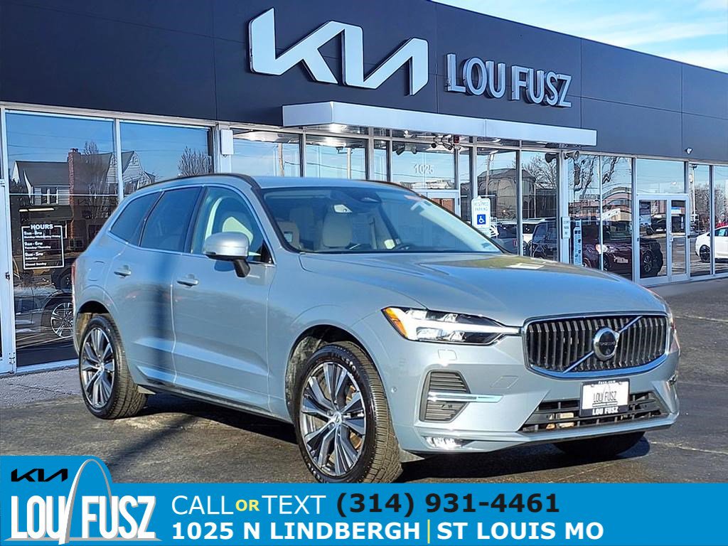 2022 Volvo XC60 Momentum's photo
