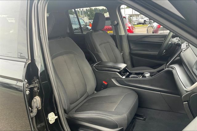 2023 Jeep Grand Cherokee Laredo photo 4