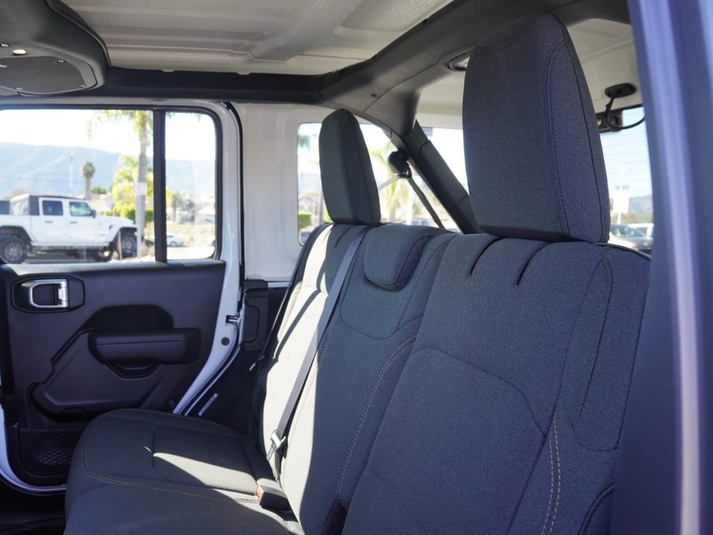 New 2026 Bright White Clear-Coat Exterior Paint Jeep 4-Door Sport S image 21