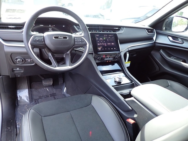 2025 Jeep Grand Cherokee Altitude photo 12