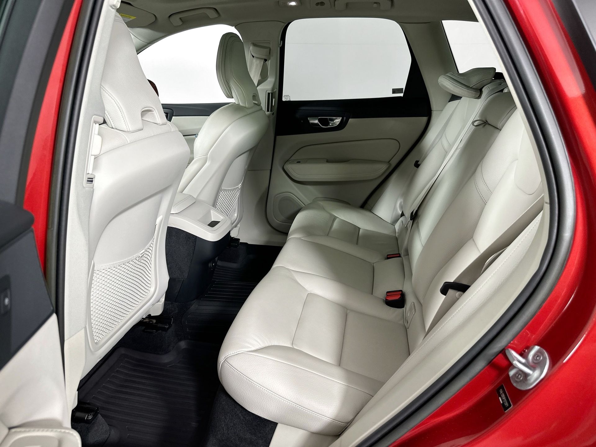 2023 Volvo XC60 B5 Plus photo 22