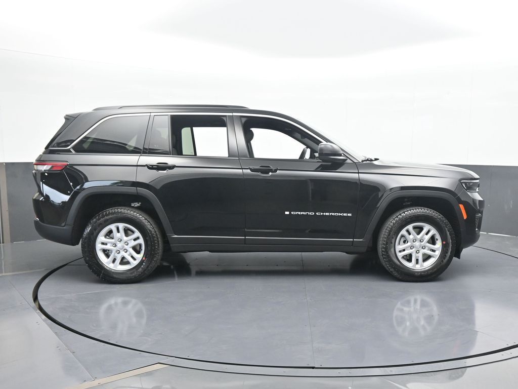 2025 Jeep Grand Cherokee Laredo photo 3