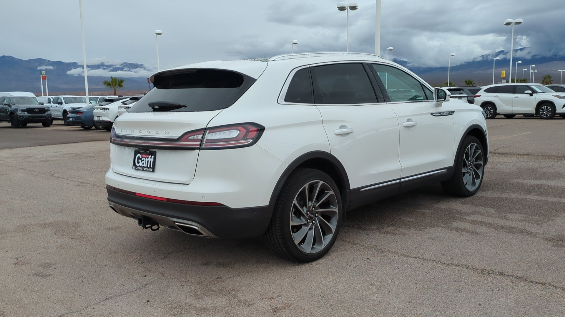 2022 Lincoln Nautilus Reserve photo 3