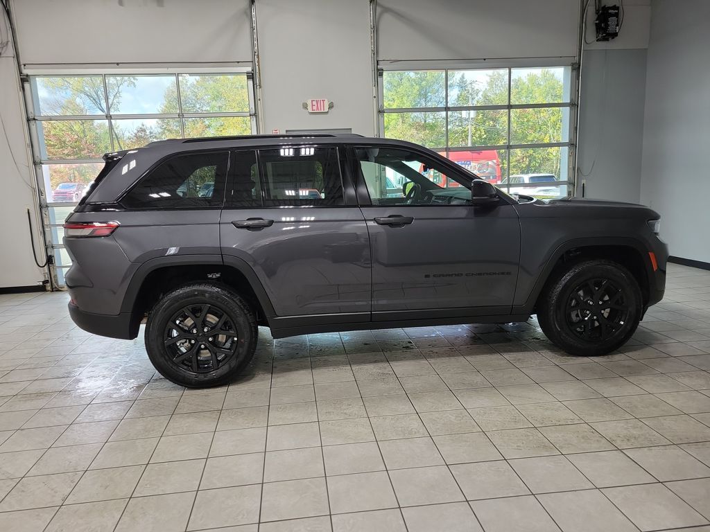 2025 Jeep Grand Cherokee Altitude X photo 4