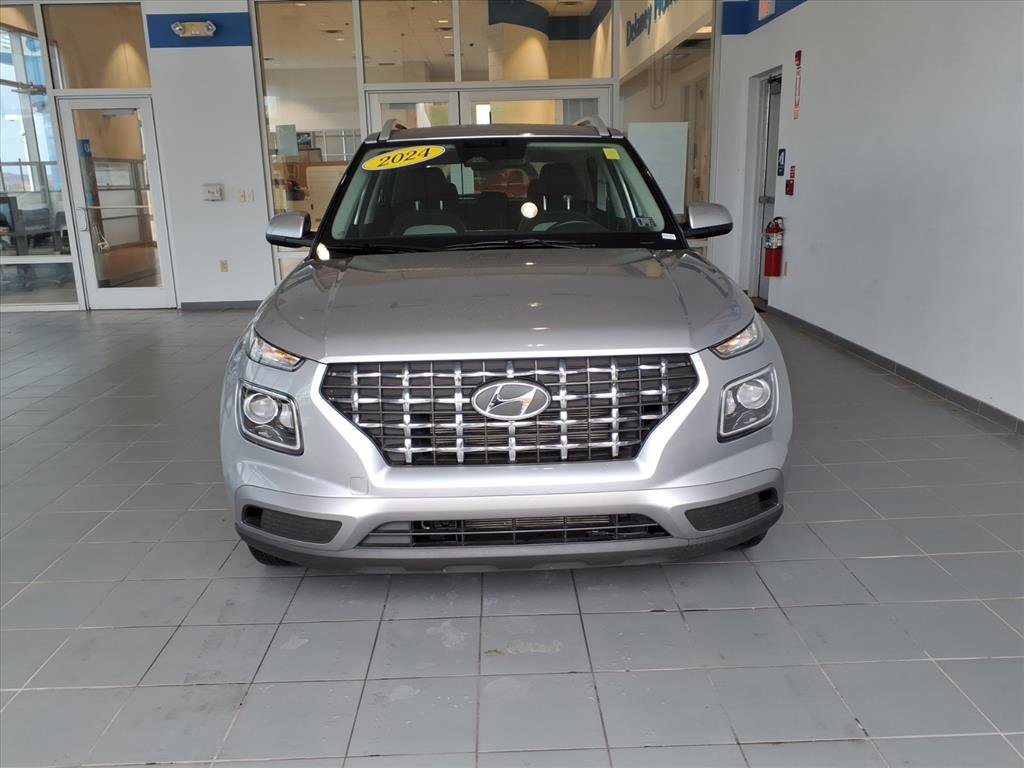 2024 Hyundai Venue SEL photo 2