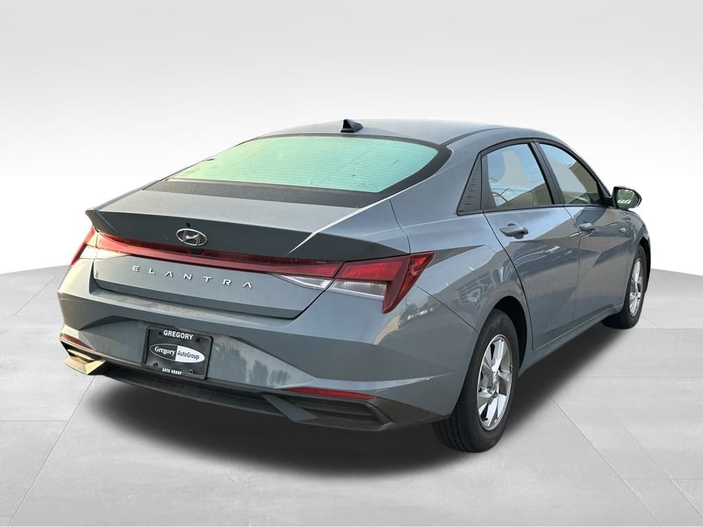 2023 Hyundai Elantra SE photo 3