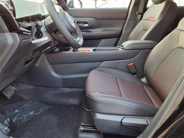 2025 Nissan Kicks SR photo 4