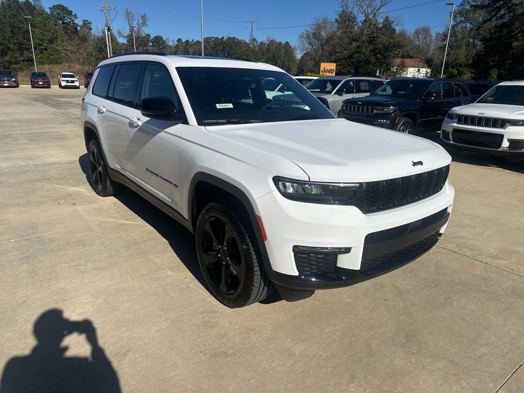 2025 Jeep Grand Cherokee Limited photo 2