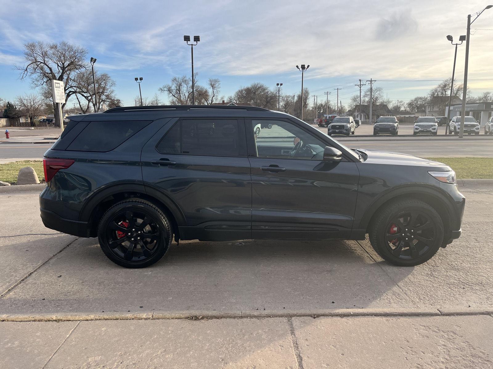 2022 Ford Explorer ST photo 3