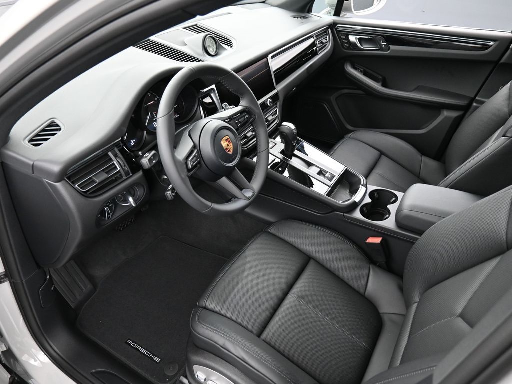 2026 Porsche Macan T photo 2