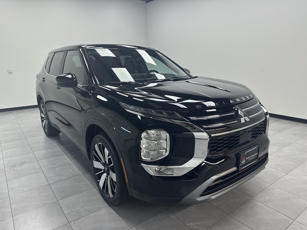 2025 Mitsubishi Outlander SE's photo