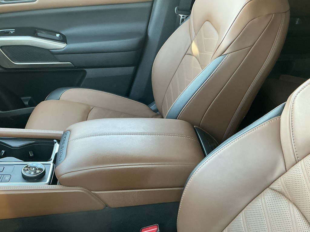 2023 Nissan Pathfinder Platinum photo 3