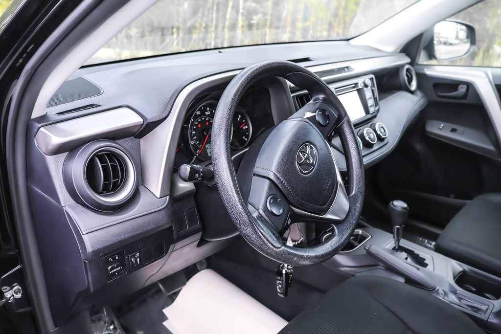 2016 Toyota RAV4 LE photo 3