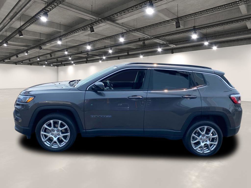 2022 Jeep Compass Latitude Lux photo 4